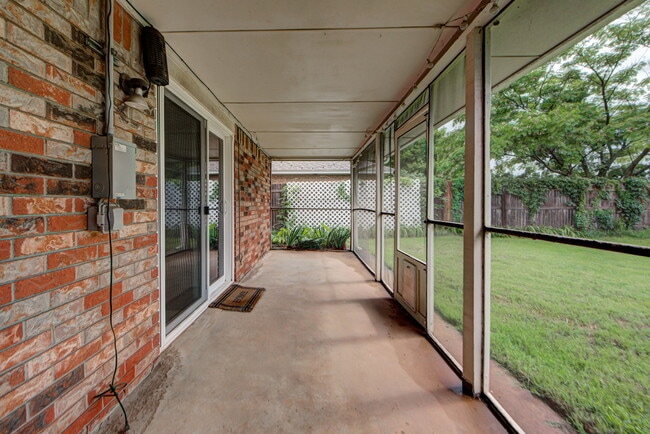 Building Photo - 721 Vicksburg Ave