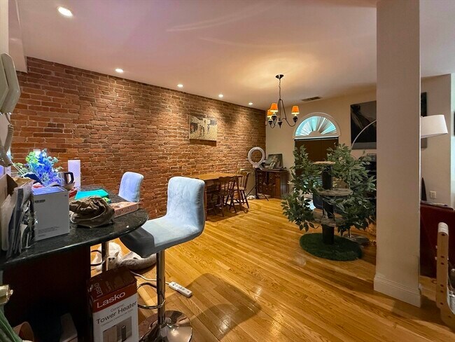 Building Photo - 95 Gainsborough St
