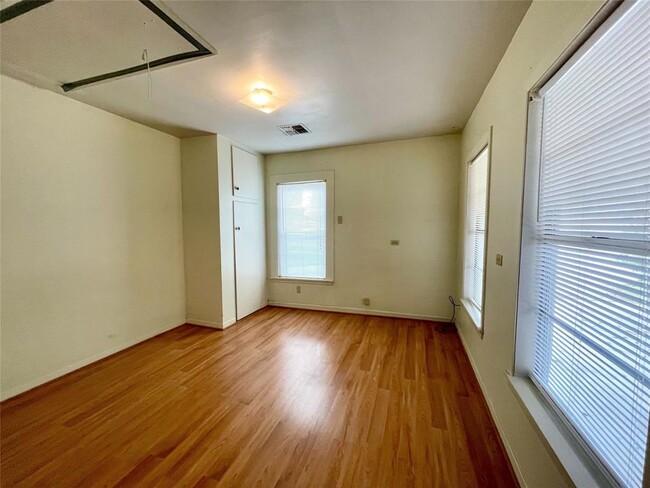 Building Photo - 1201 S Austin St