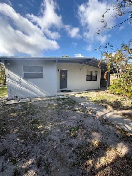 Building Photo - 4401 NE 15th Ter