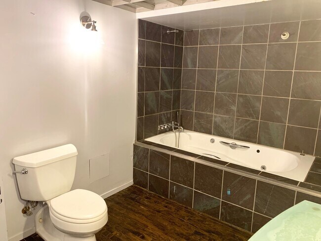 Building Photo - STUNNING LARGE CORNER LIVE/WORK 1 BED+ DEN...