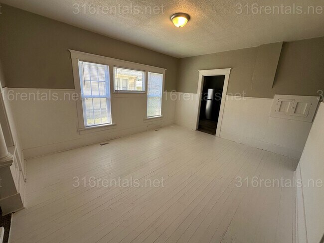 Building Photo - $1200 - 3 bedroom 1 bath - Single Family Home