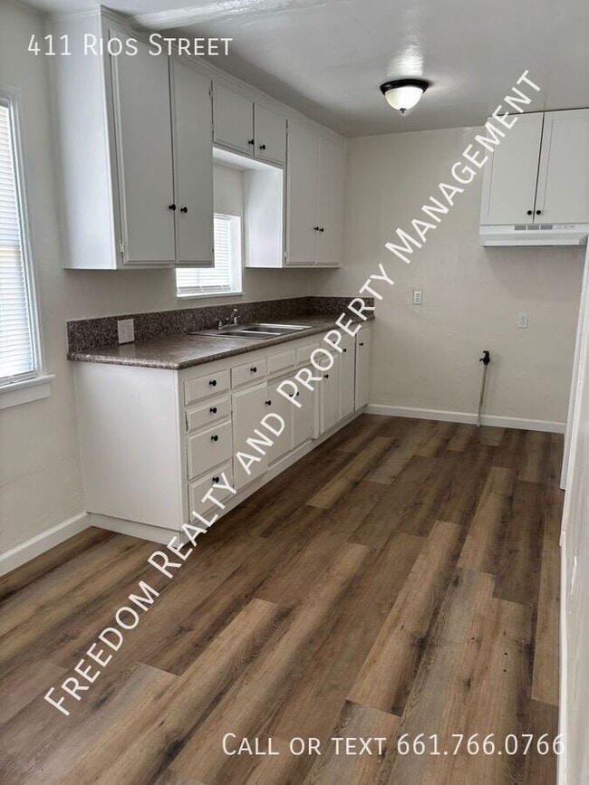 Building Photo - 411 Rios St