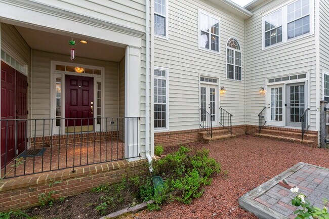 Building Photo - Spacious, Light-Filled Home in the Desirable Broadlands