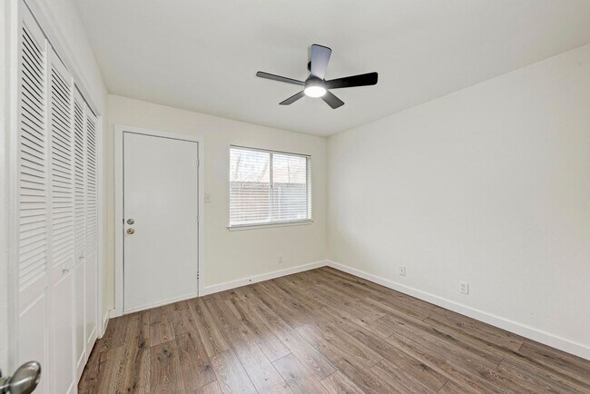 Building Photo - 2 month lease cute 1-1 blocks from campus and 1 block from UT shuttle
