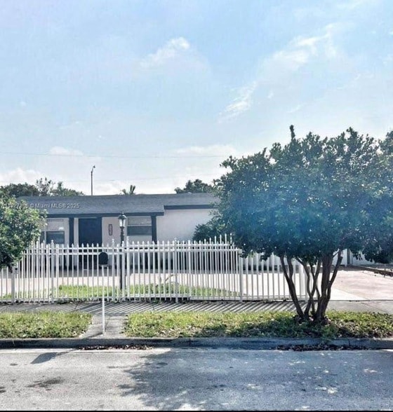 Primary Photo - 3469 W 14th Ln
