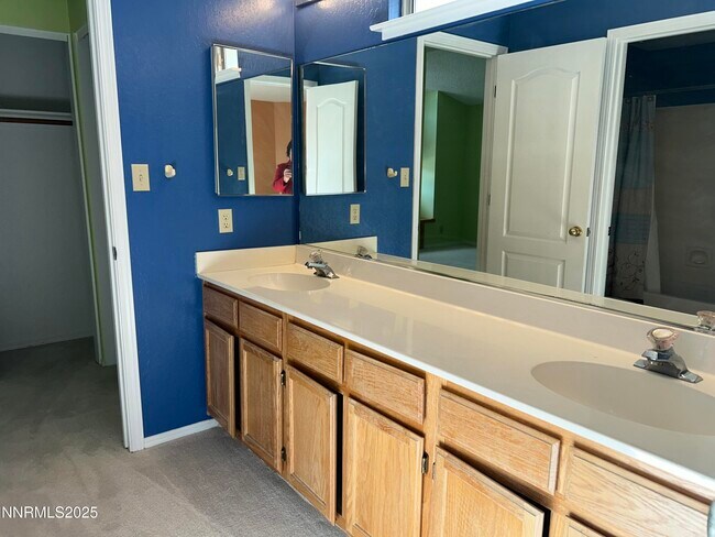 Building Photo - 1809 Lakeland Hills Dr