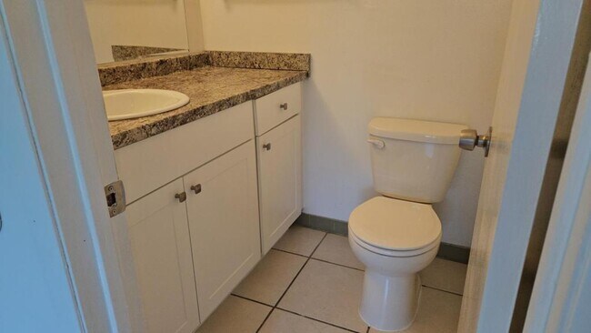 Building Photo - 914 67th Ave W