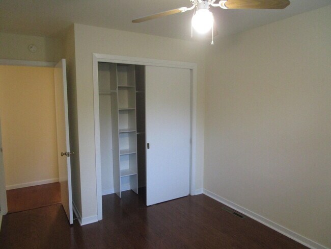 Building Photo - 305 Manor Dr