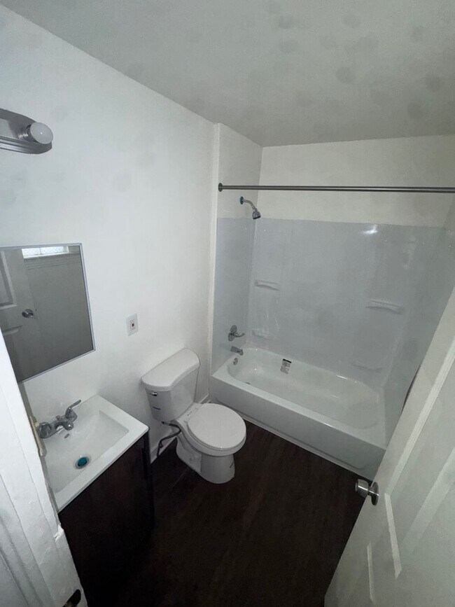 Building Photo - 692 E 128th St