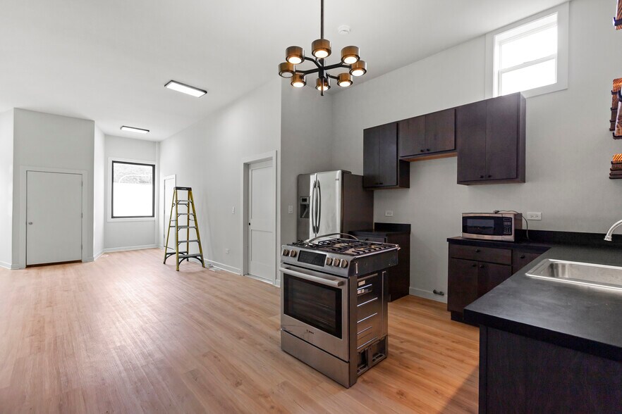 Building Photo - 3122 N California Ave