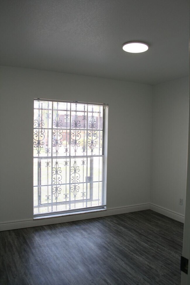 Building Photo - Charming Home in a Prime Location – Update...