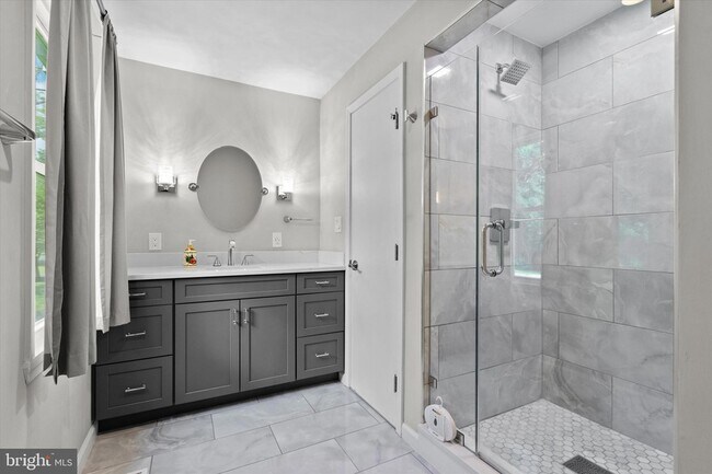 Building Photo - 906 Monroe St