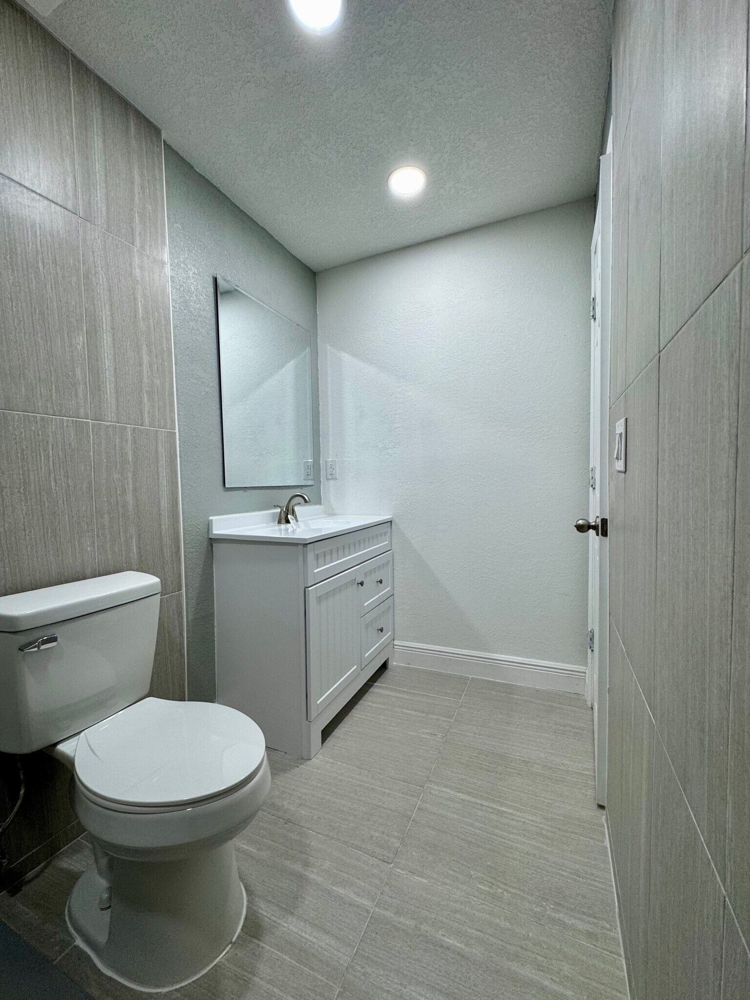 Building Photo - 588 Orange Dr