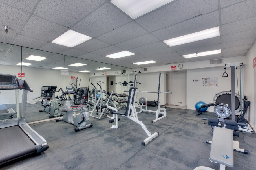 Building Photo - 2663 Centinela Ave