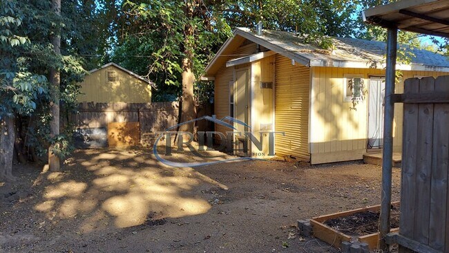 Building Photo - Cozy 2-bedroom 1 bath close to shopping and transportation