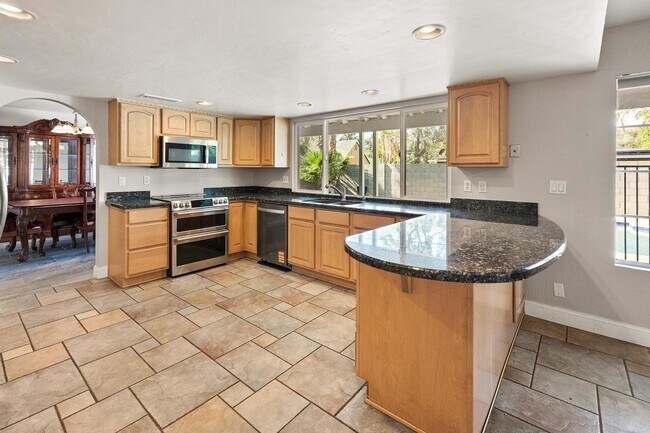 Building Photo - 8464 N 7th Ave