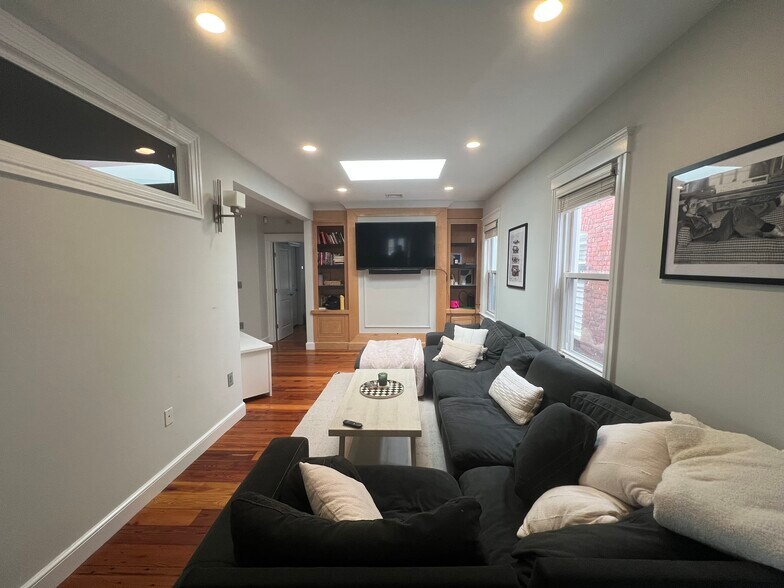 Building Photo - 733 E 3rd St