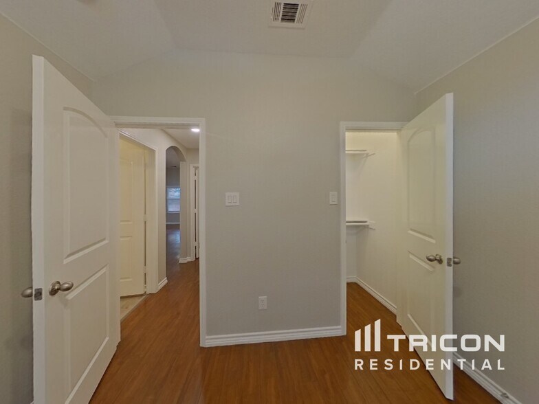 Building Photo - 648 Clearbrook St