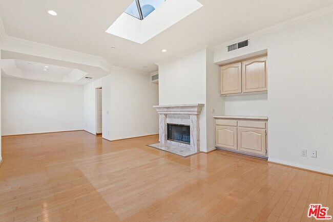 Building Photo - 2025 S Beverly Glen Blvd