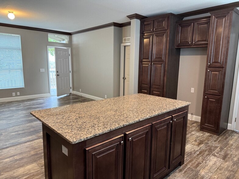 Building Photo - 819 Dianne Dr