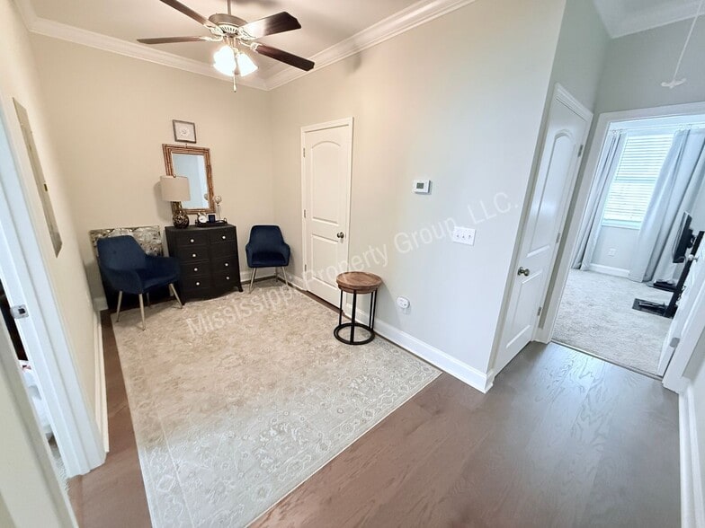 Building Photo - 102 Farm View Dr