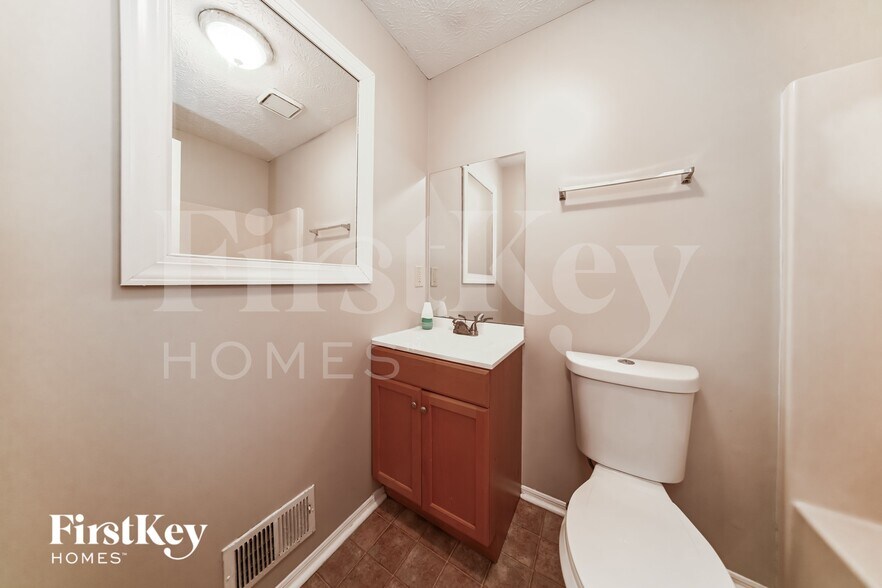 Building Photo - 1010 Pine Tree Trail