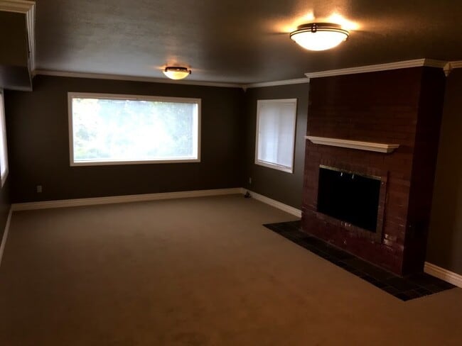 Building Photo - SW PDX Spacious Mid-Century Home Located i...