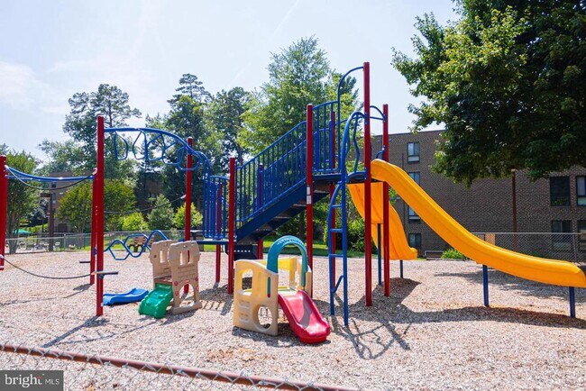 Building Photo - 11240 Chestnut Grove Square
