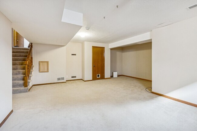 Building Photo - Spacious Northwest Omaha 3-Bedroom!!