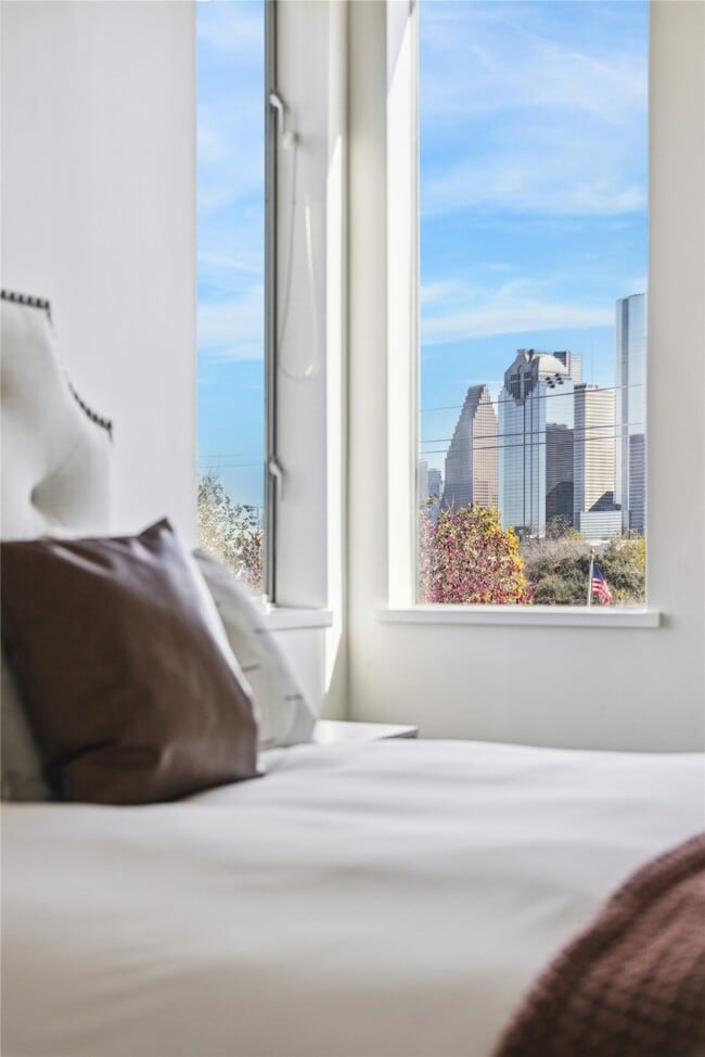 Building Photo - 306 W Pierce St