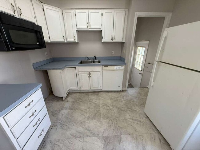 Building Photo - 2-BED, 1 BATH BEAUTIFUL SINGLE- FAMILY HOME IN MAPLE HEIGHTS!