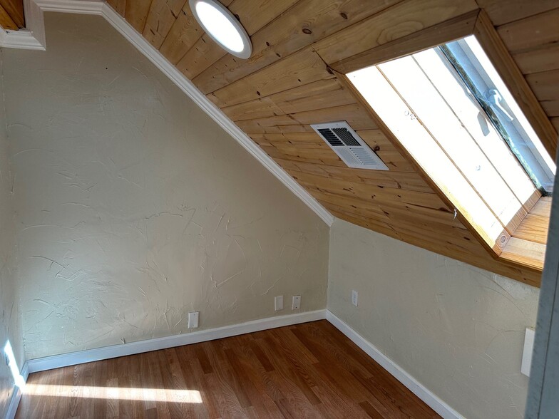 Building Photo - 13975 Racel St