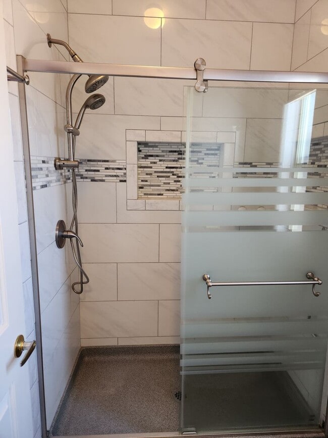 Building Photo - Stunning 3 bed / 2 bath Solar Home in Desi...