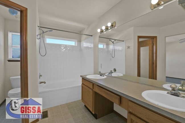 Building Photo - Beautiful home with views of Pikes Peak!