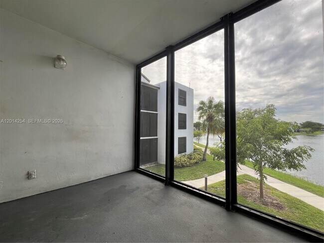 Building Photo - 212 Lake Pointe Dr