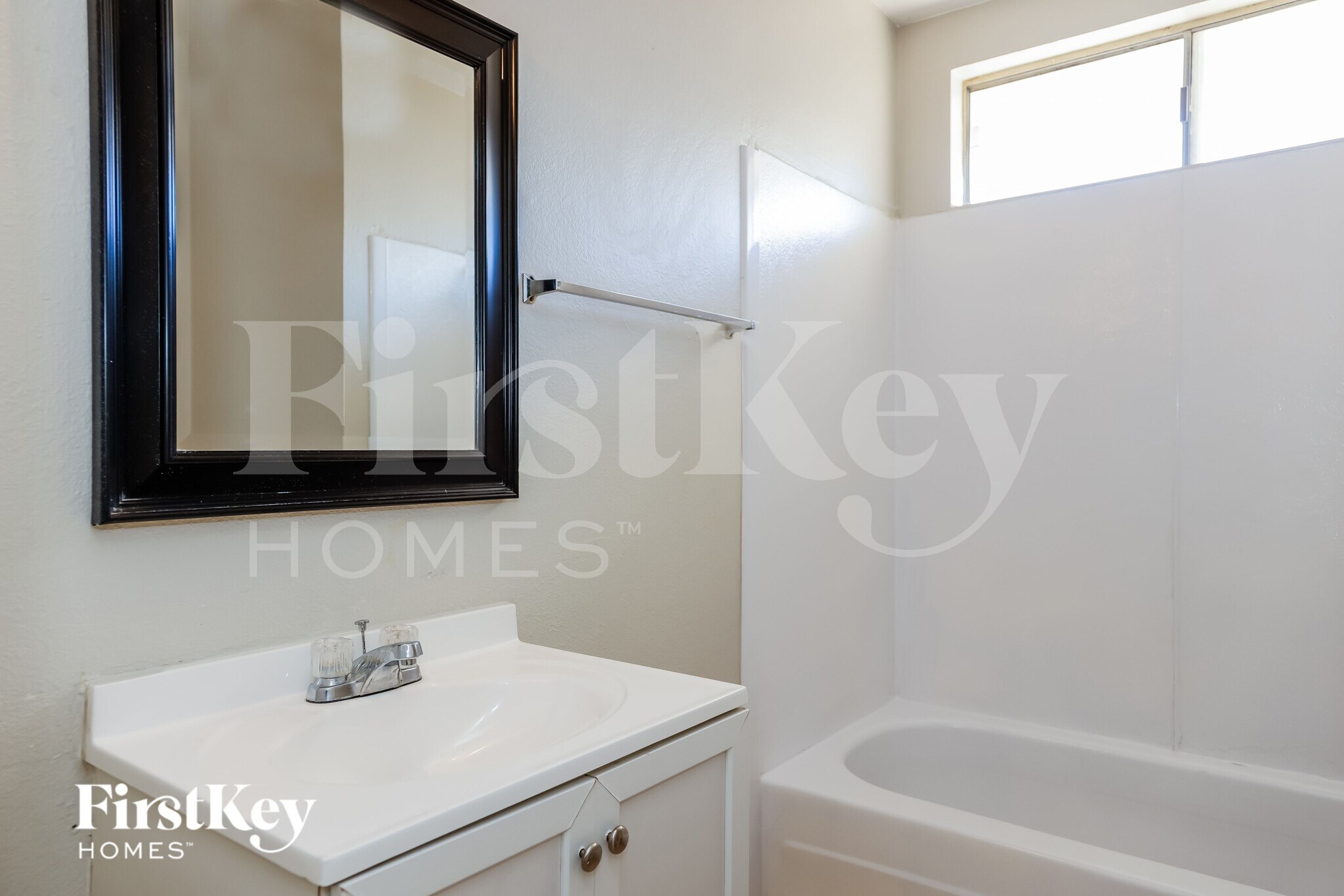 Building Photo - 5265 Saratoga Dr