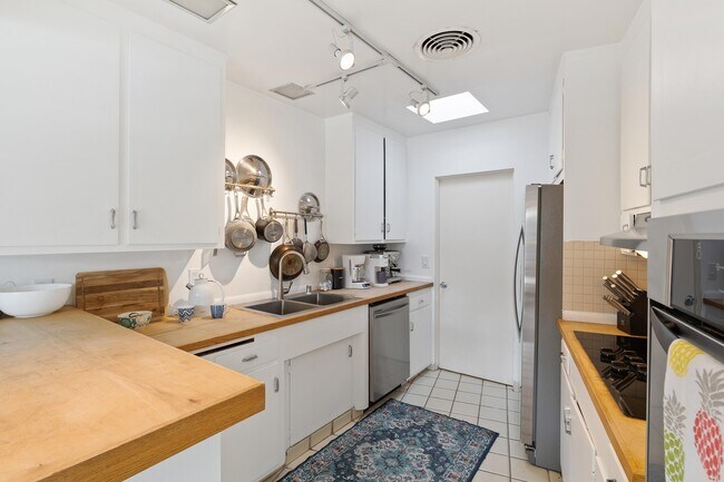 Building Photo - 74533 Peppertree Dr