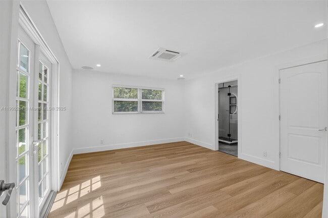 Building Photo - 5276 Pine Tree Dr