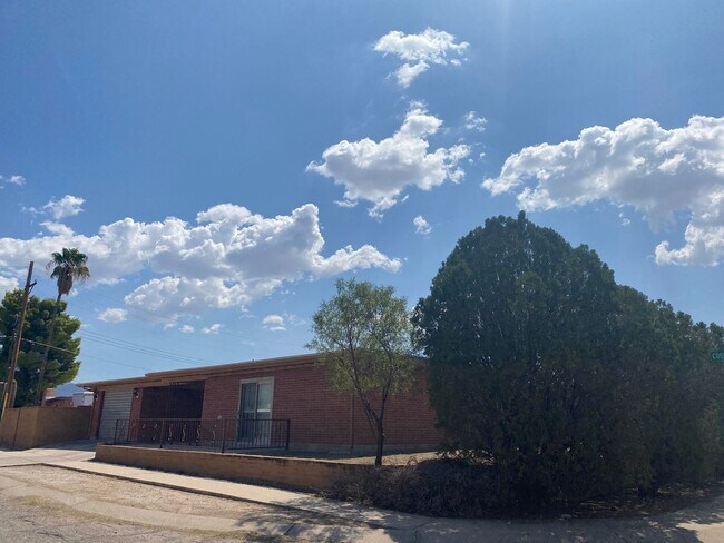 Building Photo - Eastside 3 bed 2 bath - Pool and Garage