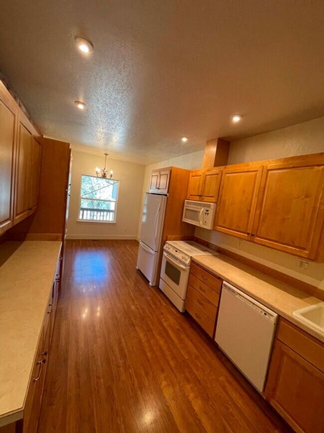 Building Photo - Large home in the Running Y