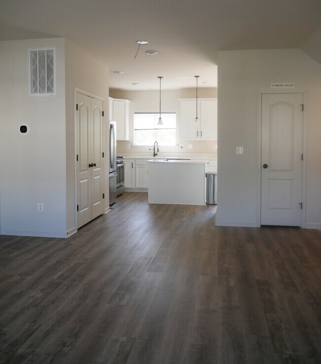 Building Photo - 2517 Drake Ln