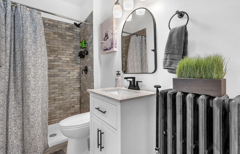 Building Photo - 139 Center St