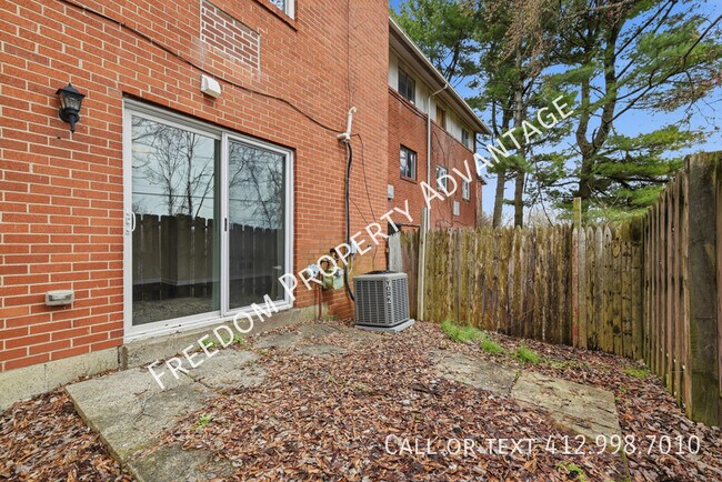 Building Photo - 2540 Park Hill Dr