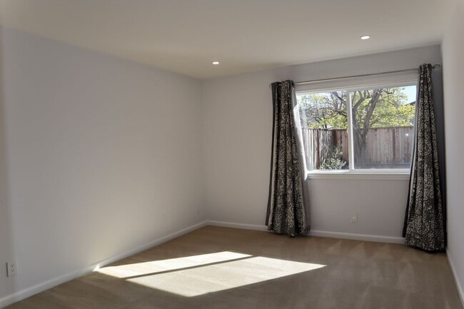 Building Photo - Wonderful 4 Bedroom Home in Fremont – Beautiful Backyard!