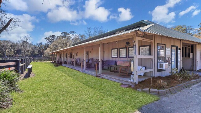 Building Photo - Enjoy Lowcountry living in this beautifully updated 3-Bed, 2-Bath home in Moss Creek!