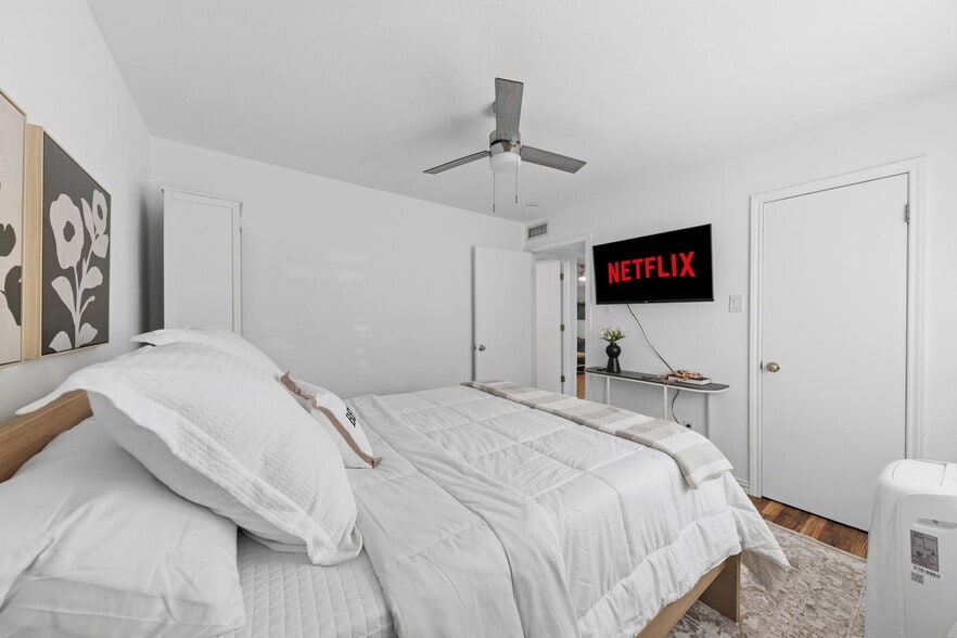 Building Photo - 5057 Les Chateaux Dr