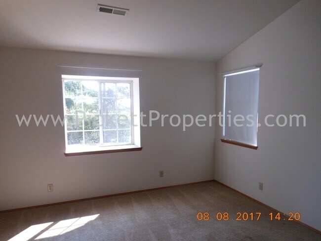Building Photo - Large 3 Bedroom Home in Great Ridgetop Loc...