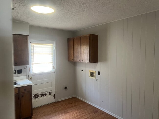Building Photo - 2 Bed 1 Bath Duplex