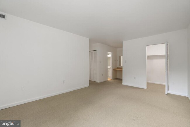 Building Photo - 9 Silverwood Cir